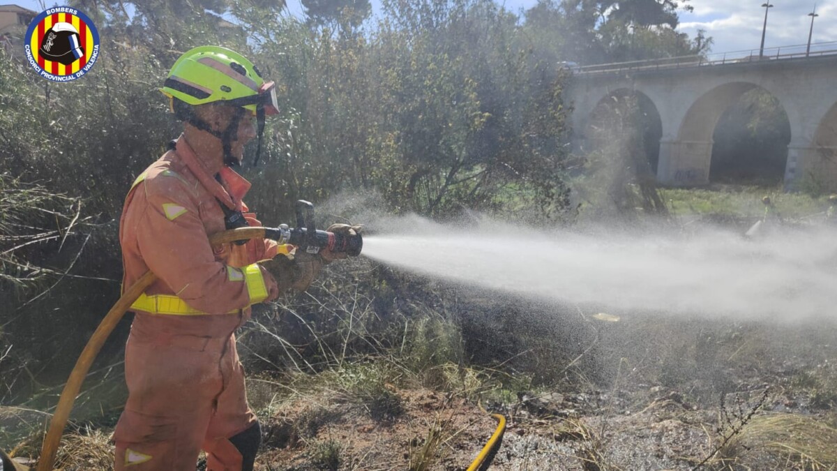 Incendio de matorral en el barranco de Chiva en Torrent