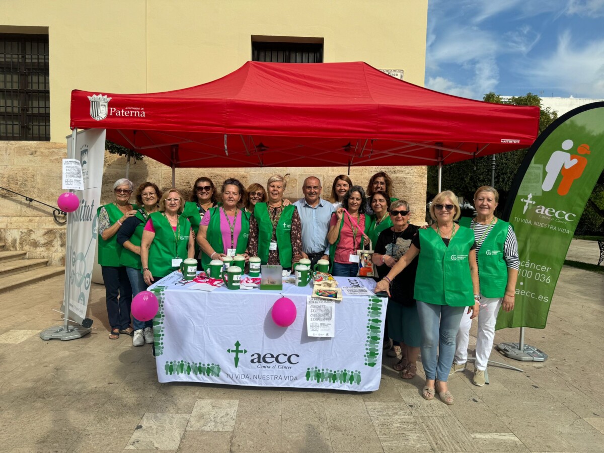 La Presidenta y junta directiva de la Junta Local contra el Cáncer de Paterna y el concejal de Salud, Julio Fernández en una mesa ubicada en el AyuntamientoLa Presidenta y junta directiva de la Junta Local contra el Cáncer de Paterna y el concejal de Salud, Julio Fernández en una mesa ubicada en el ayuntamiento