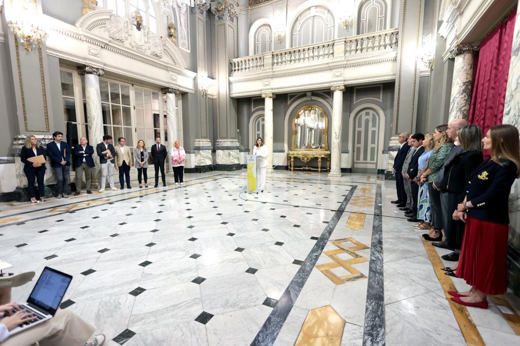 María José Catalá comparece en el Salón de Cristal 