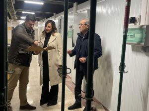 María José Catalá, acompañada por Santiago Ballester visitan el Mercado de Rojas Clemente