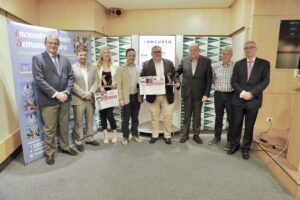Los premiados junto al jurado en el momento de la entrega de premios.