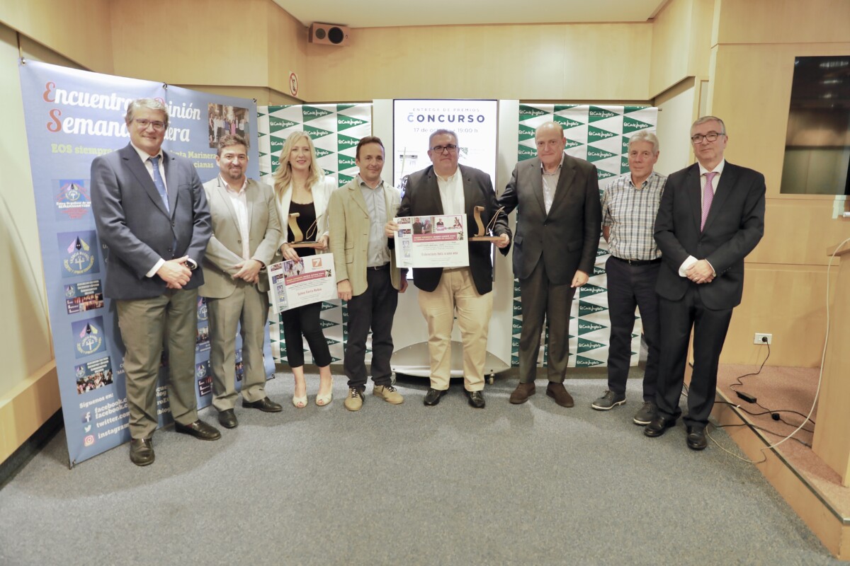 Los premiados junto al jurado en el momento de la entrega de premios.