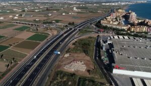 La V-21 a su paso por Port Saplaya