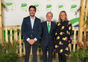 Juan Carlos Caballero y Paula Llobet, junto a Patrick Child, director general adjunto de la DH ENV de la Comisión Europea