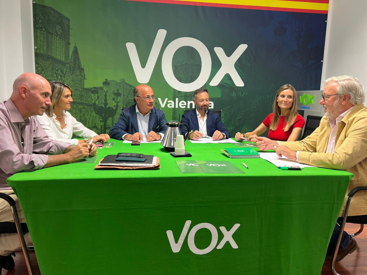 Gil Lázaro con los 4 concejales de Vox en el Ayuntamiento de Valencia