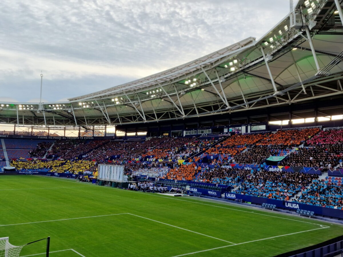 La tribuna del Ciutat de Valencia, llena en el 40 aniversario de Juniors MD