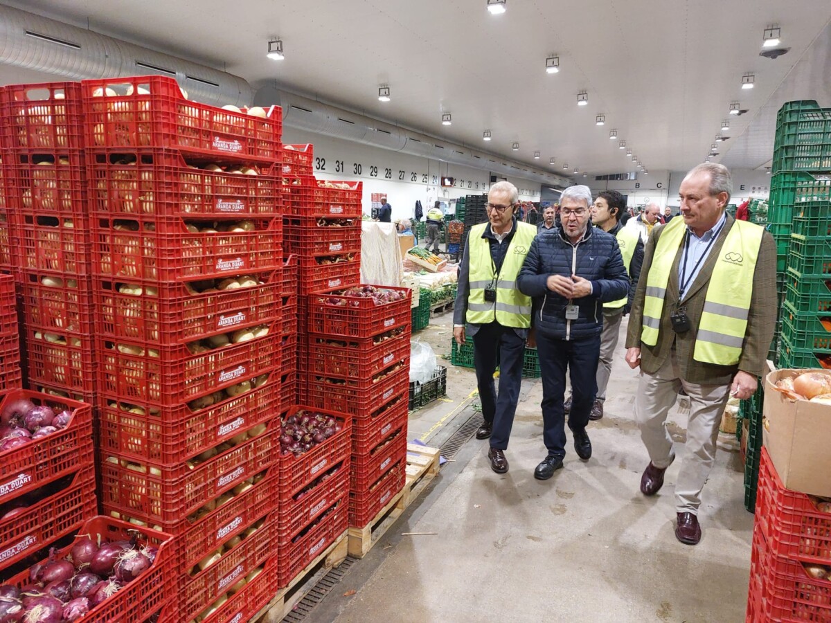 Visita de Santiago Ballester, Carlos Mundina y José Luis Aguirre a la Tira de Contar en Mercavalencia