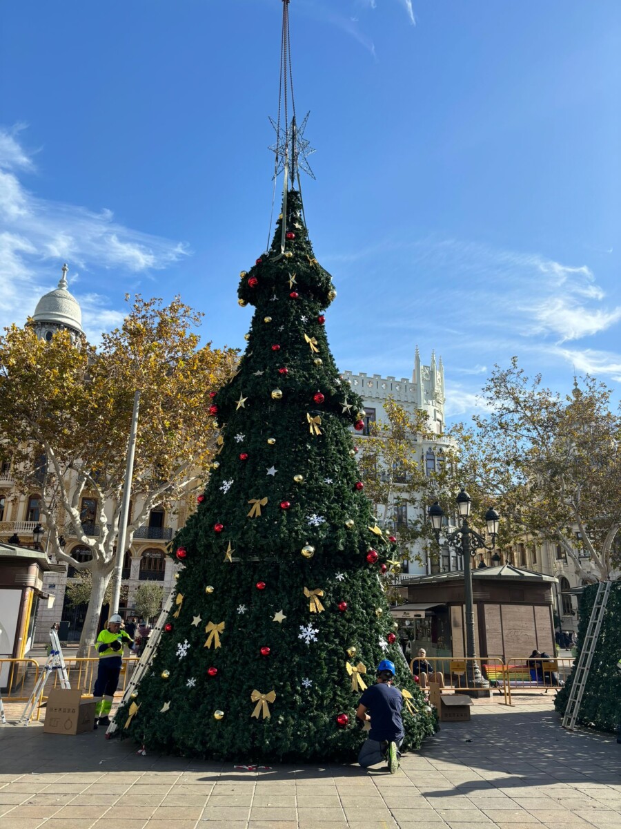 El impontente árbol de Navidad de la plaza del Ayuntamiento