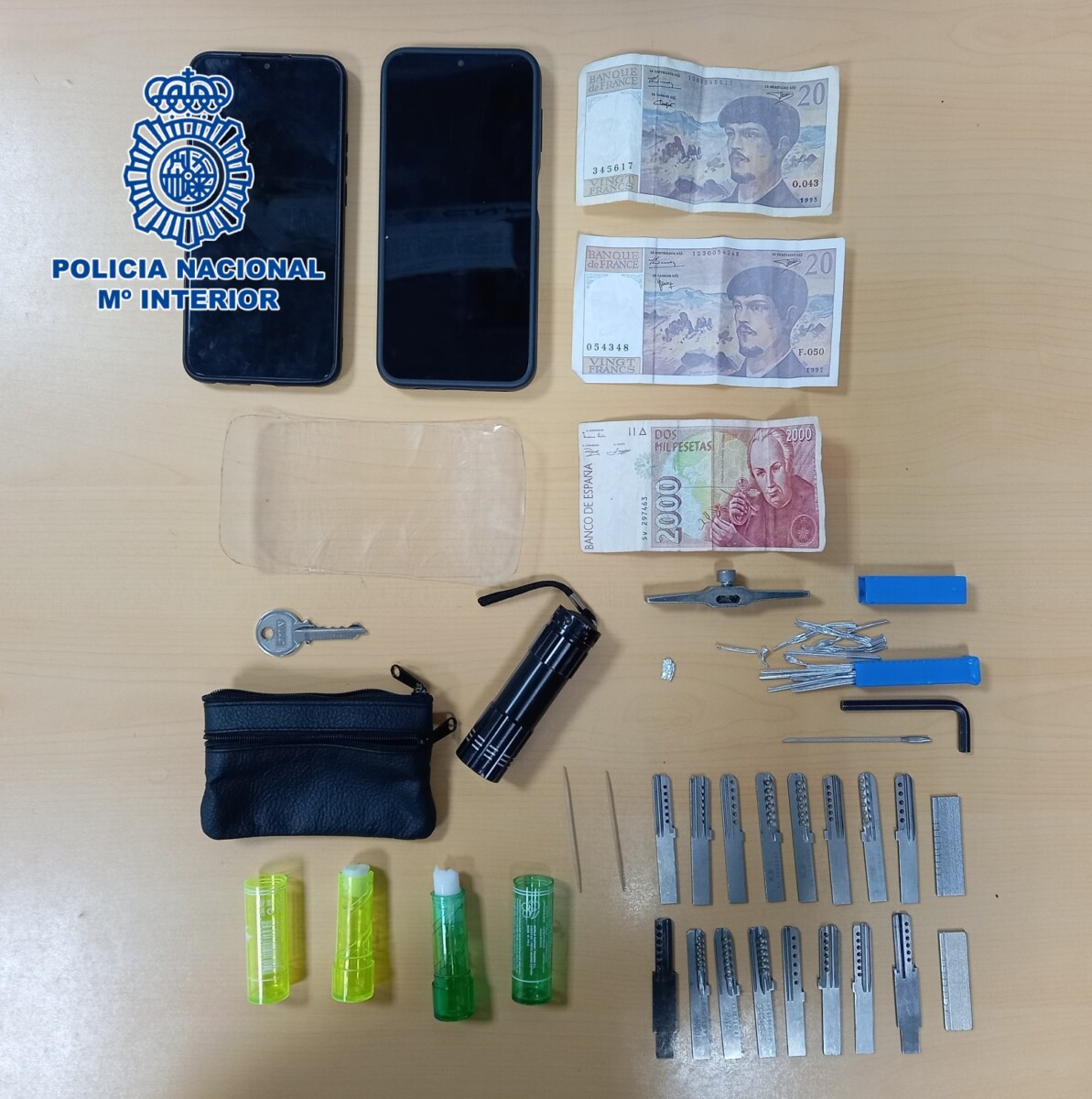 Objetos intervenidos a los detenidos, entre ellos útiles para marcar las viviendas objetivo