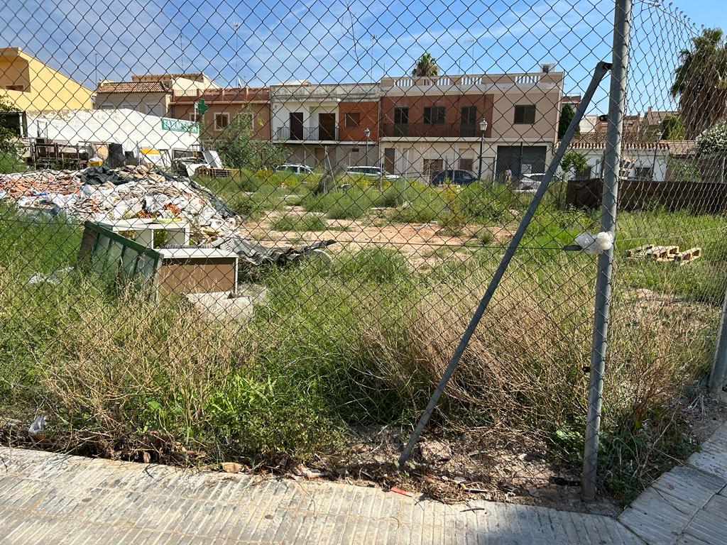 Vertedero entre las calles Birler, Ausias March y Dolores Ferrada de Rocafort
