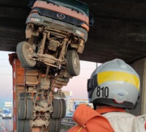 Rescatan al conductor de un camión atrapado en la cabina bajo un puente en la A-3, en Mislata