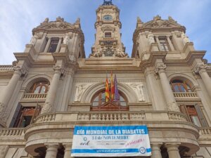 El balcón del Ayuntamiento de Valencia muestra una pancarta por el Día Mundial de la Diabetes