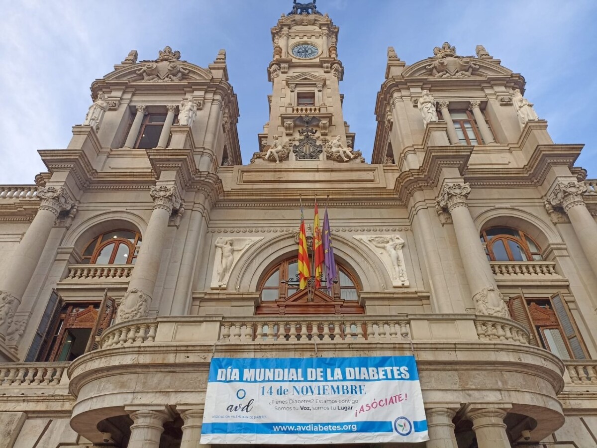 El balcón del Ayuntamiento de Valencia muestra una pancarta por el Día Mundial de la Diabetes