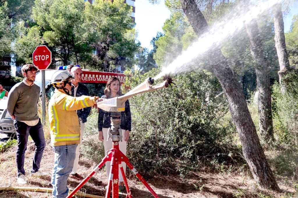 Uno de los cañones de agua en funcionamiento