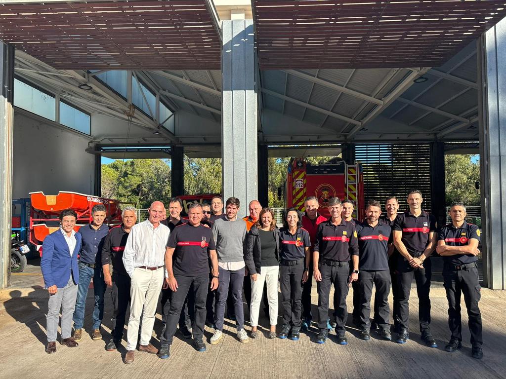 Foto de grupo en las instalaciones de Bomberos del Ayuntamiento de Valencia en El Saler