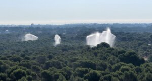 Cañones de agua en marcha en el paraje natural La Vallesa de Paterna