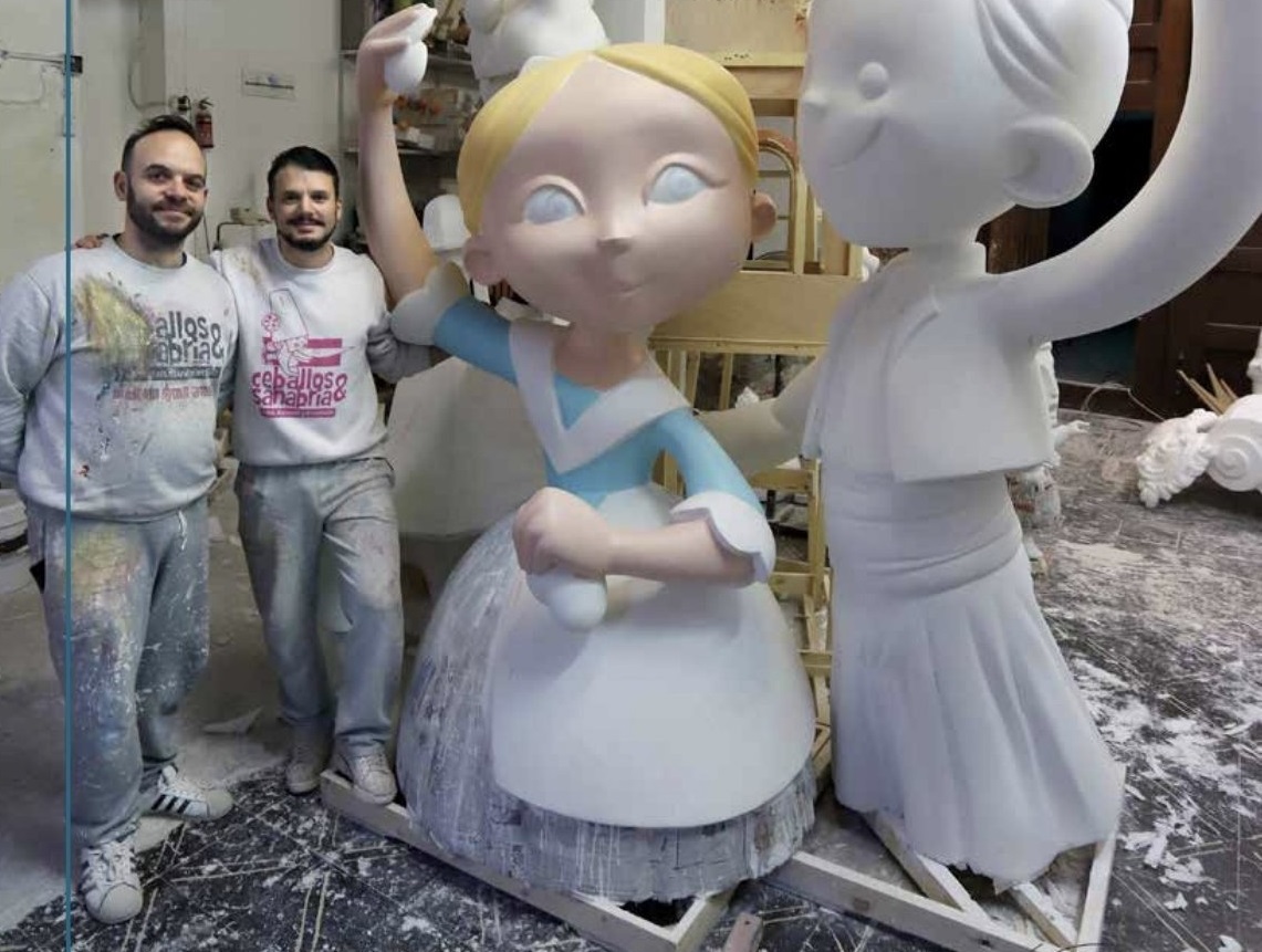 Ceballos y Sanabria en su taller junto a dos ninots