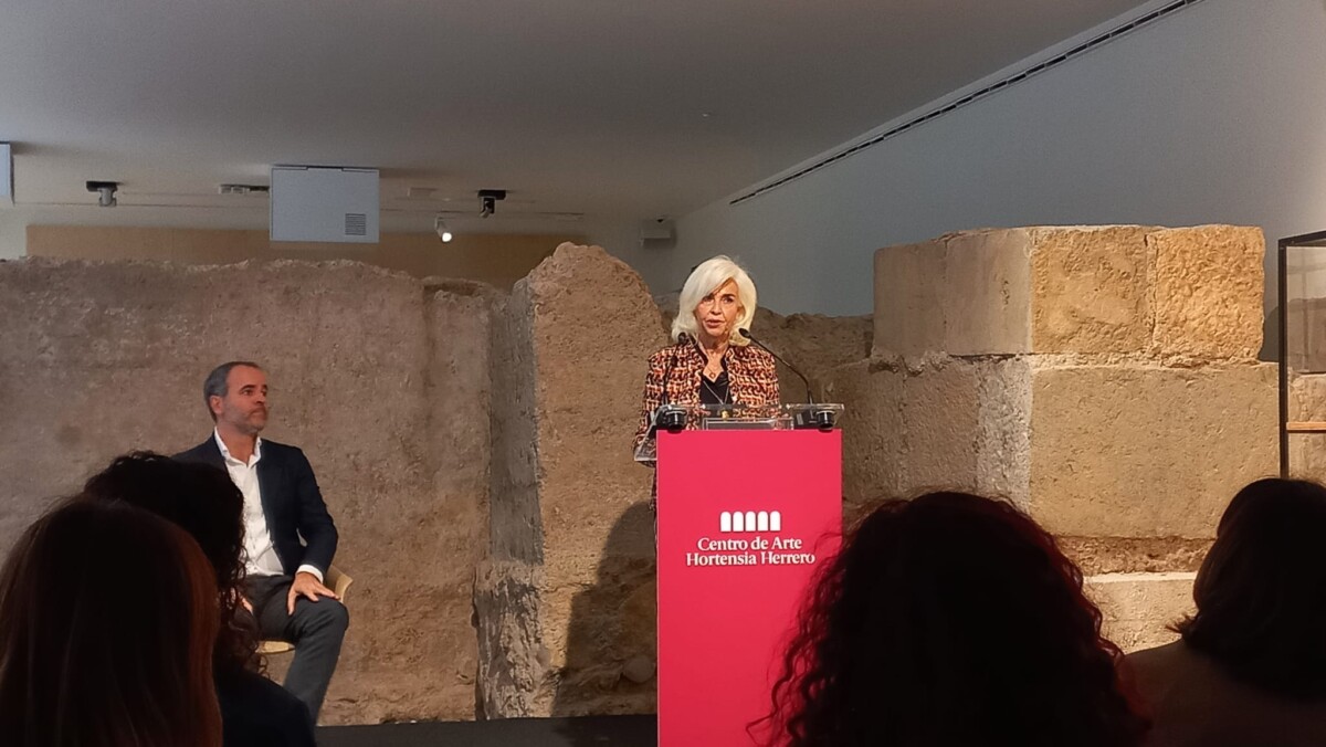 Hortensia Herrero se dirige a los medios junto al circo romano