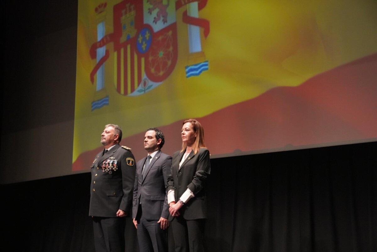 El Comisario Principal Jefe de la Policía Local de Paterna, Sagredo y la Teniente Alcalde de Interior en el acto de celebración de la Policía Local de Paterna