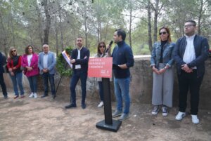 El senador y Alcalde Sagredo durante el acto homenaje del PSOE Paterna en el Paredón de España
