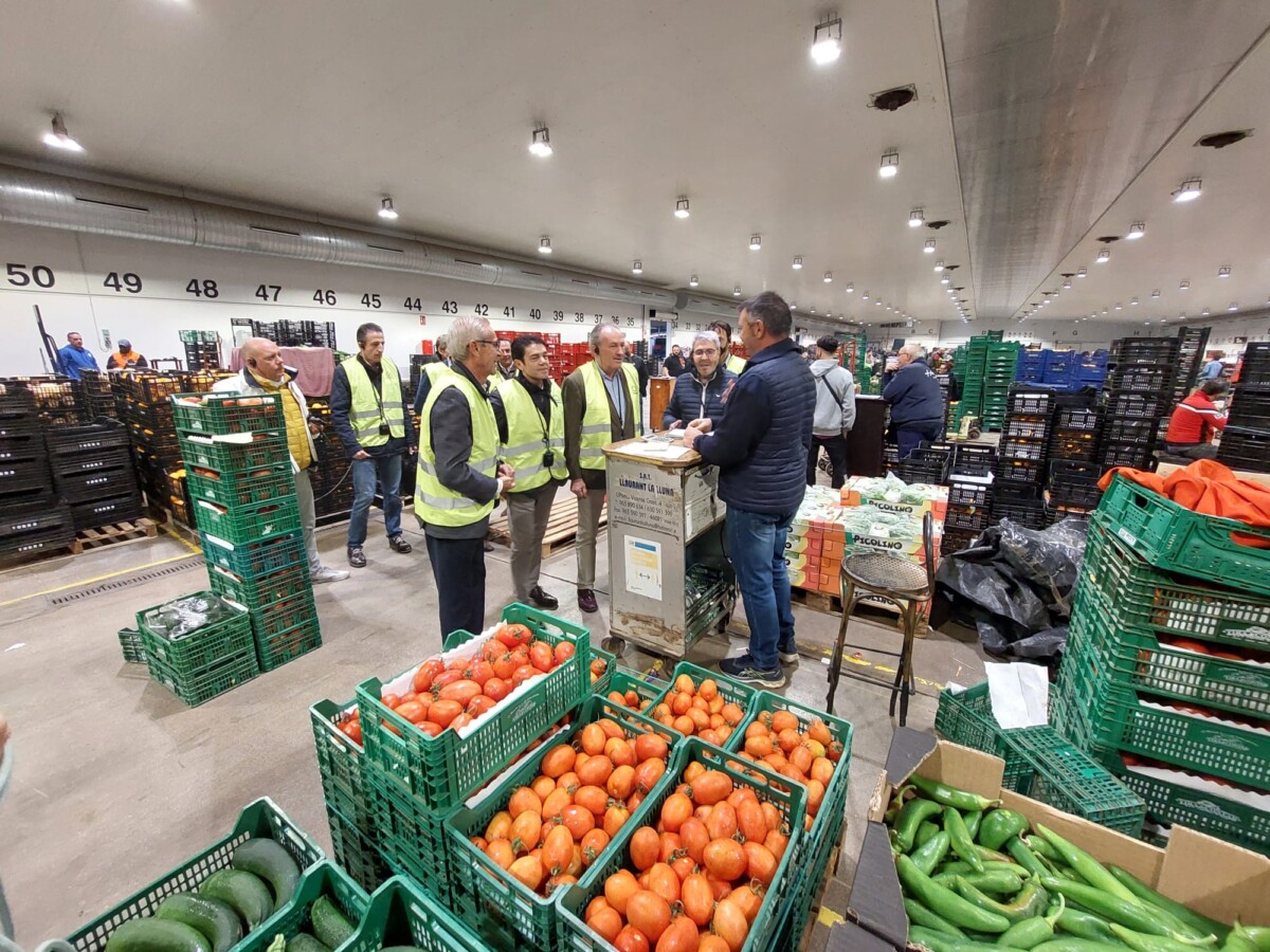 Visita de Santiago Ballester, Carlos Mundina y José Luis Aguirre a la Tira de Contar en Mercavalencia