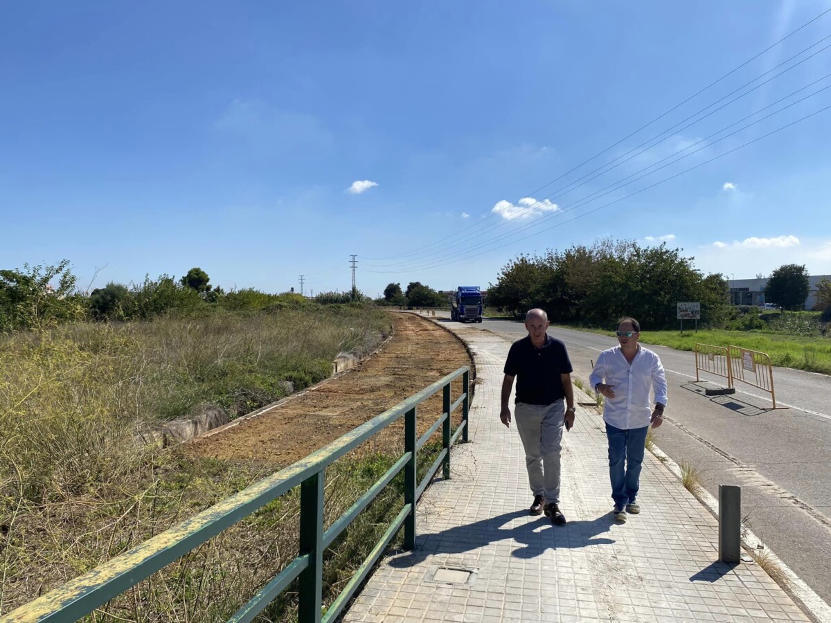 Paco Comes junto a equipo técnico de Urbanismo durante la ejecución de la vía Ciclopeatonal de Massanassa