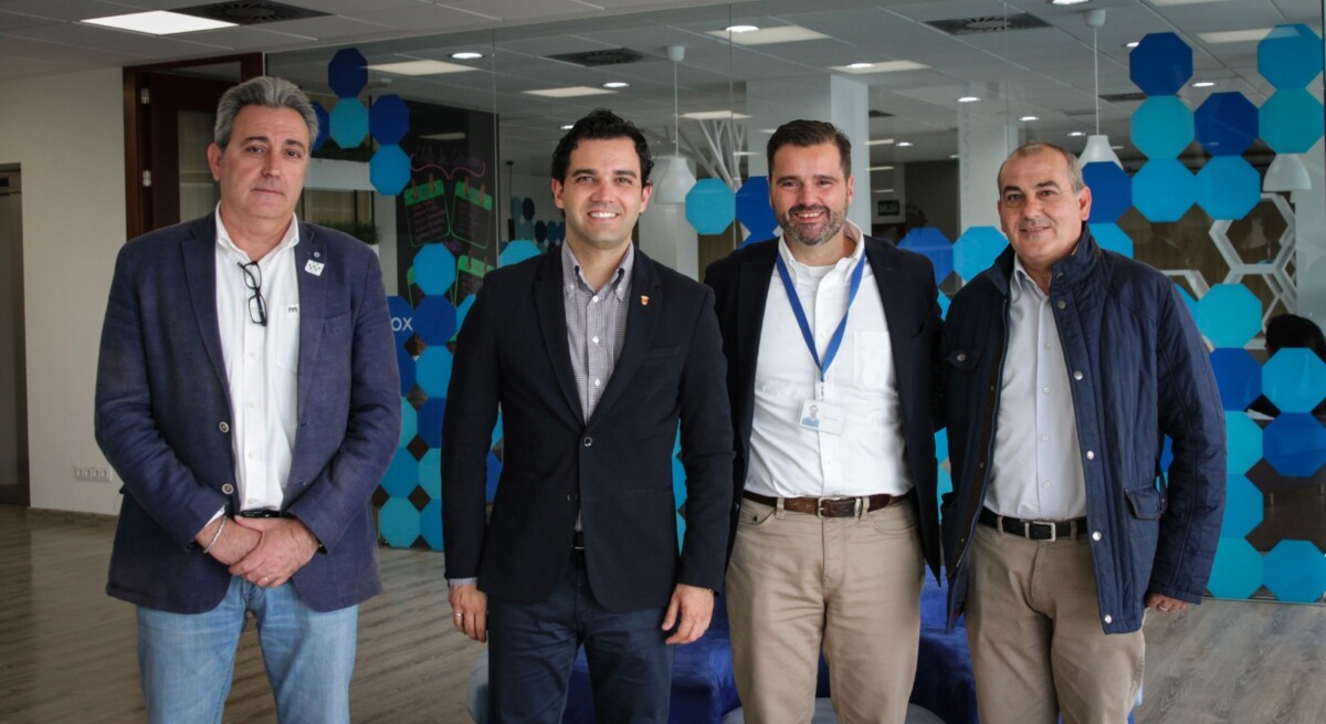 Sagredo y el CEO de Aquaservice, Alberto Gutiérrez, en una visita a la empresa en Paterna