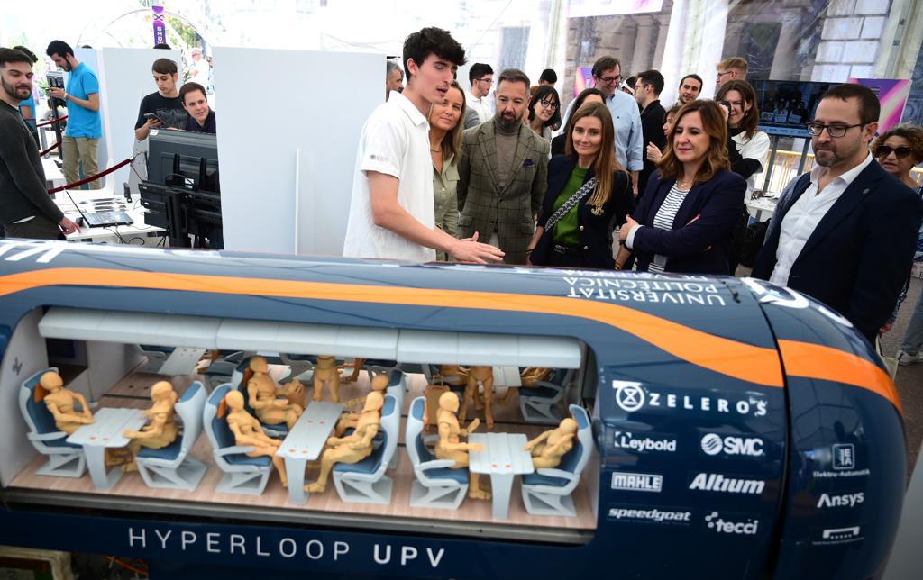 El proyecto Hyperloop UPV también ha estado en la plaza del Ayuntamiento