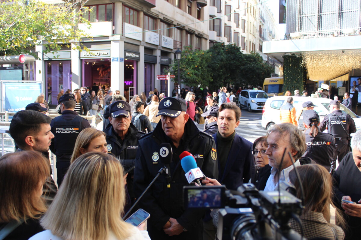 Presentación de la campaña 'Comercio Seguro' de la Policía Nacional en plena calle Colón de Valencia
