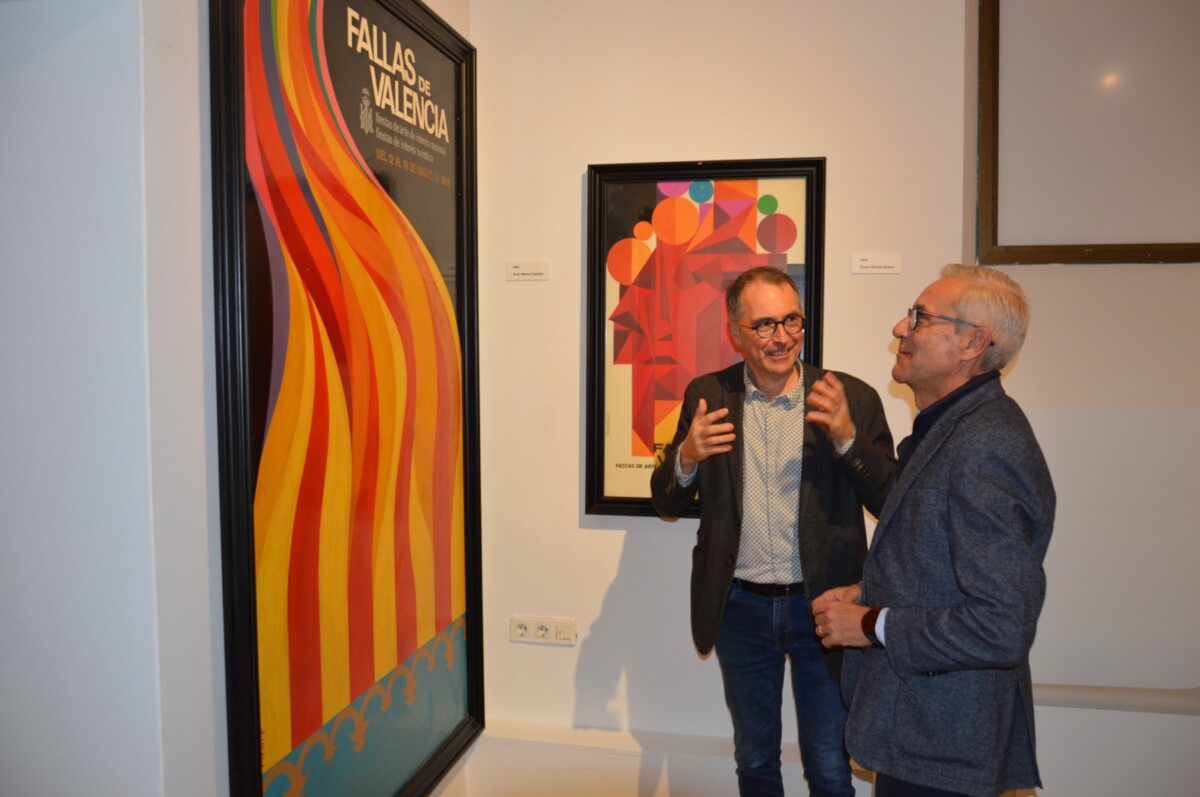 Santiago Ballester y Gil Manuel Hernández, ante uno de los carteles de la exposición ‘Esclats de Modernitat Gràfica’