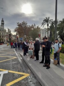 Viajeros esperando en las nuevas paradas de EMT en la plaza del Ayuntamiento