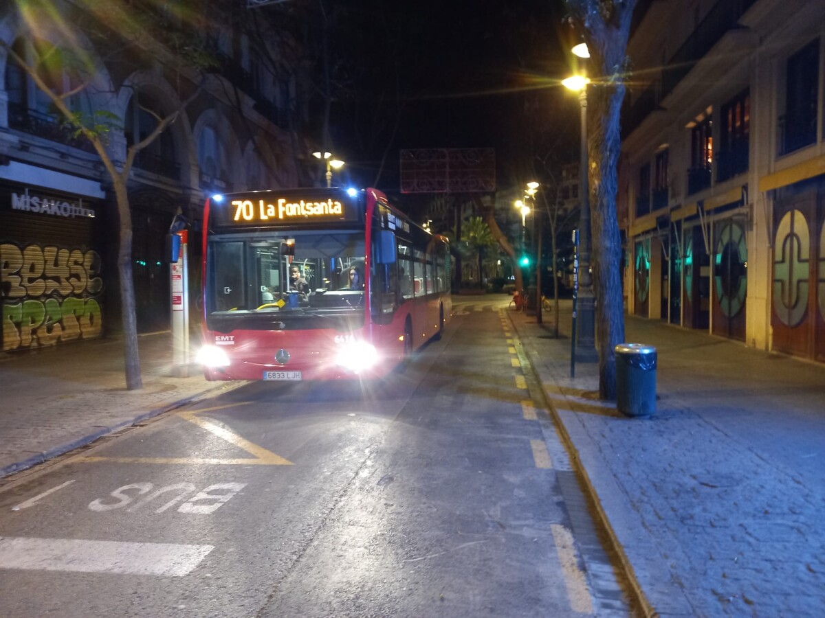 Primer autobús de la línea 70 en utilizar la nueva parada en la calle de San Vicente