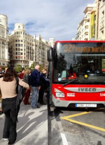 Nueva parada del 32 en la plaza del Ayuntamiento