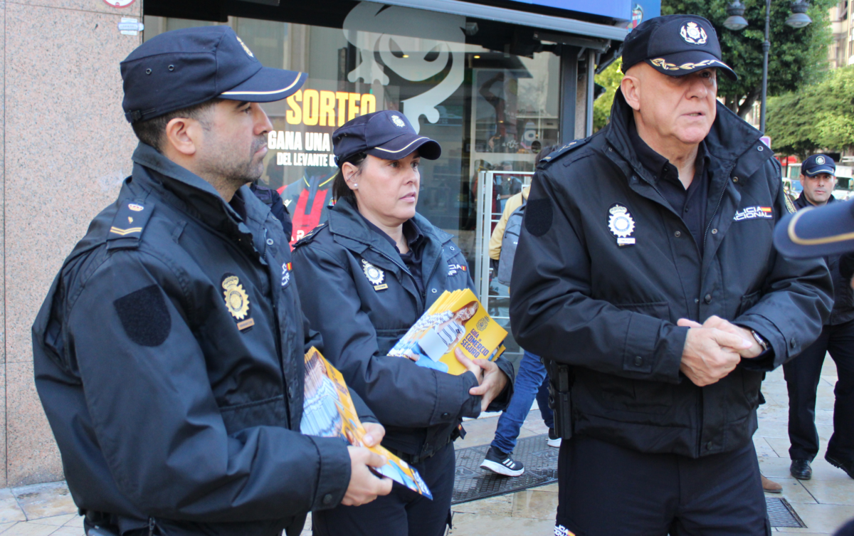 Presentación de la campaña 'Comercio Seguro' de la Policía Nacional en plena calle Colón de Valencia