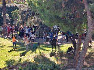 Reparto solidario de alimentos en el Jardín del Túria