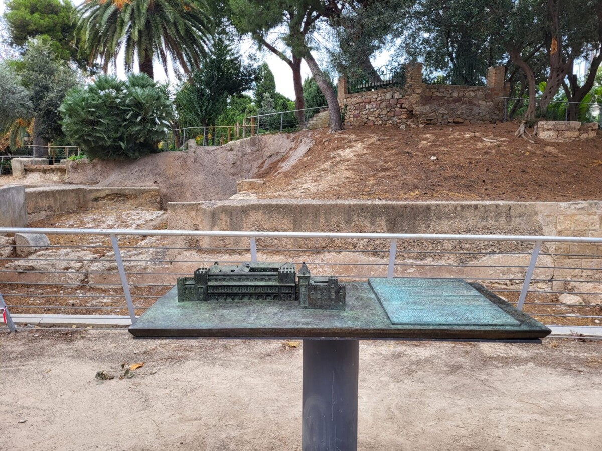 Maqueta del Palacio del Real ya en su ubicación junto a las ruinas