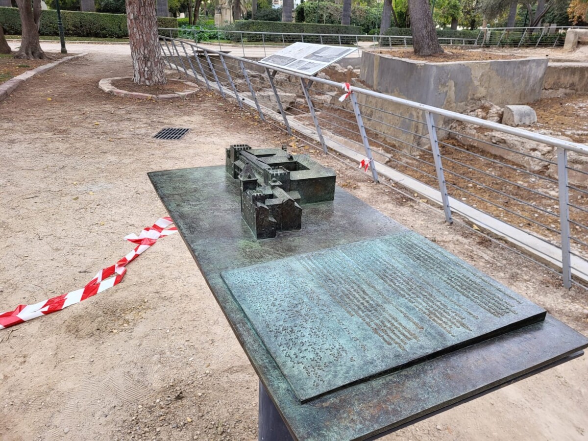 Maqueta del Palacio del Real ya en su ubicación junto a las ruinas