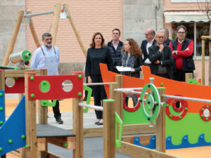 La alcaldesa de Valencia, María José Catalá, visita el Mercado de El Cabanyal y las obras del entorno.