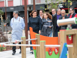 La alcaldesa de Valencia, María José Catalá, visita el Mercado de El Cabanyal y las obras del entorno.