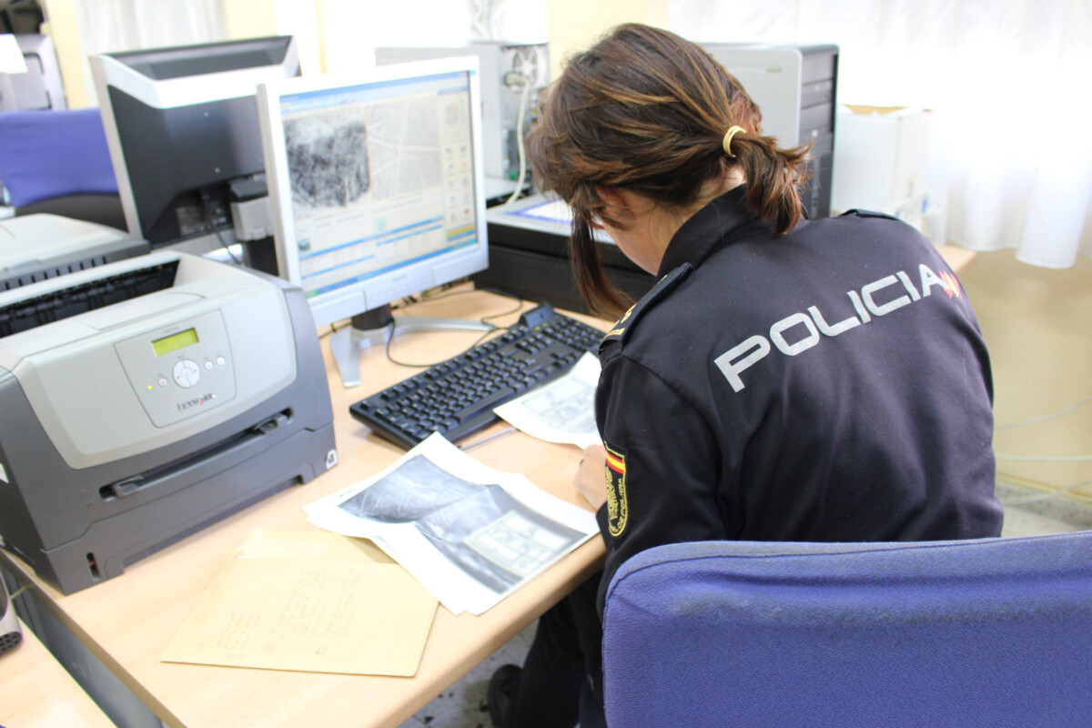 Los restos óseos aparecidos en un descampado de Benimaclet son de un hombre buscado por su familia Una agente de la Policía Nacional coteja unos datos