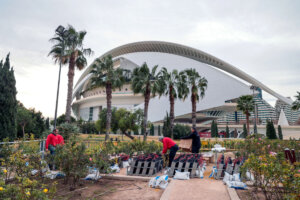 Últimos retoques para el montaje pirotécnico de Fin de Año en Valencia