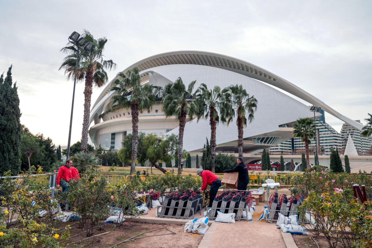 Últimos retoques para el montaje pirotécnico de Fin de Año en Valencia