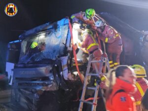 Accidente entre dos camiones en la A-7 a la altura de Paterna