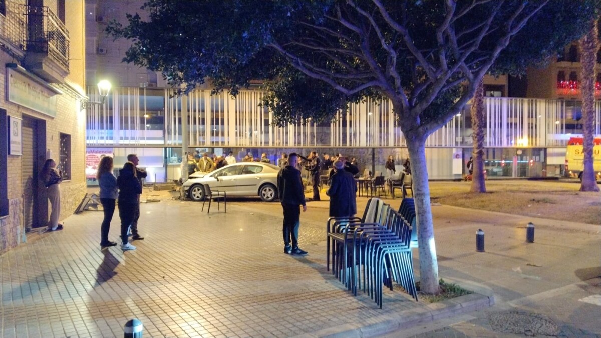 Un coche arrolla una terraza peatonal en Alboraya