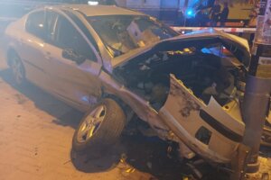 Un coche arrolla una terraza peatonal en Alboraya