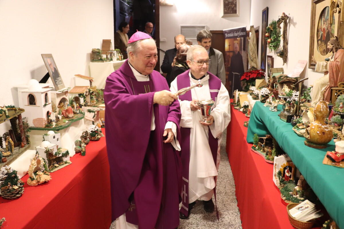 Monseñor Esteban Escudero bendice los belenes