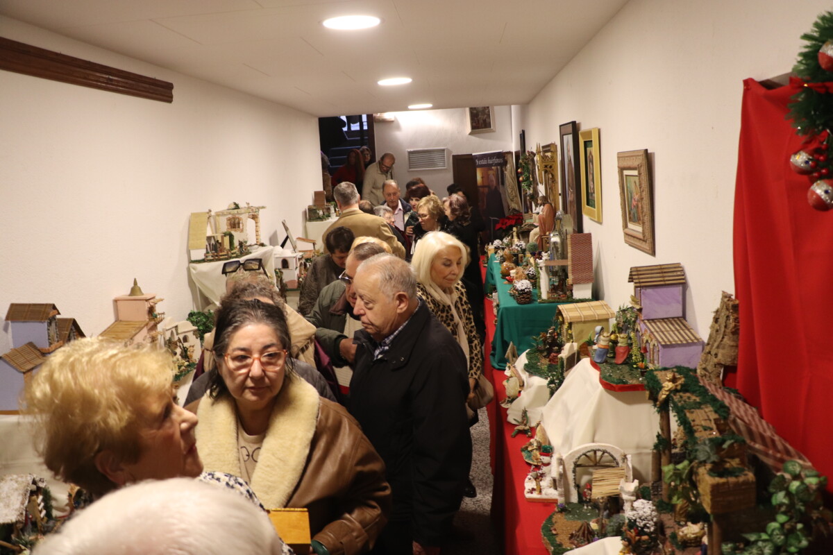 Primeros visitantes de la exposición de belenes