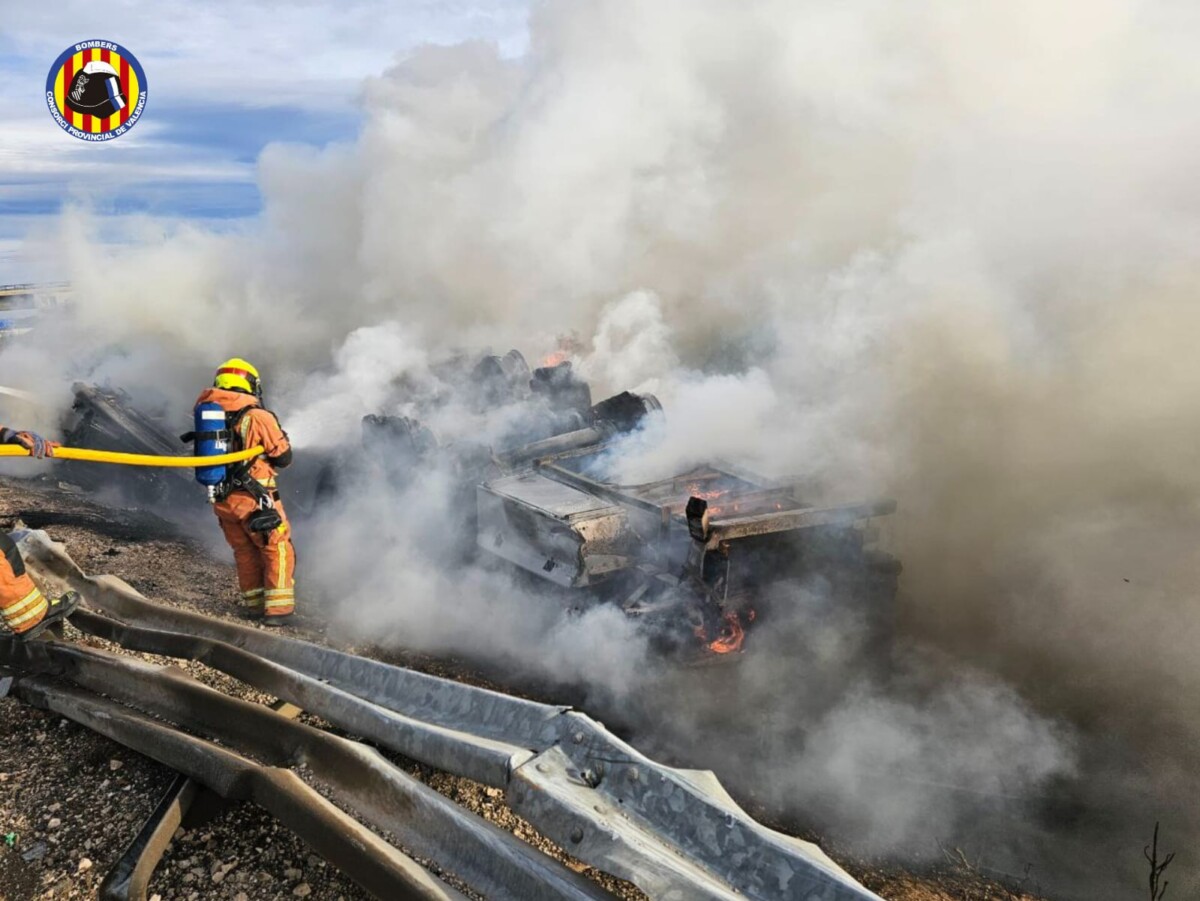 Un camión frigorífico vuelca y se incendia en la A-7 a la altura de Torrent