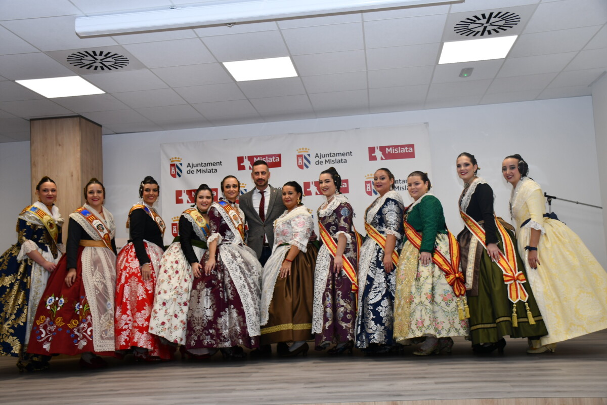 Las fallera mayores de Mislata con Carlos Fernández Bielsa