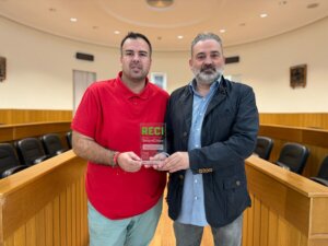 El concejal de Smart City, Lucas Jodar y el Teniente Alcalde de Innovación, José Manuel Mora con el premio al Ayuntamiento de Paterna